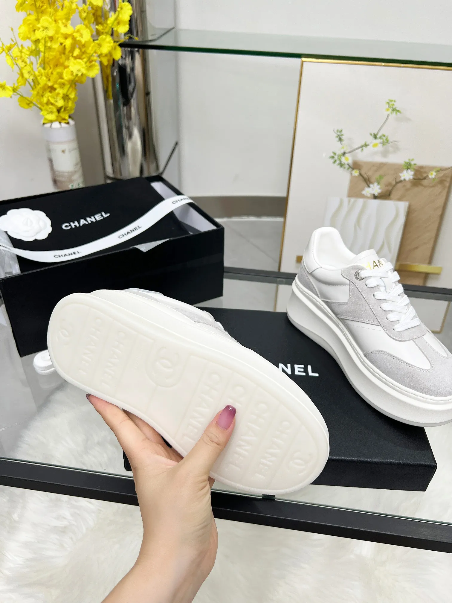 👟👟Ex-factory price 480👟👟 CHANEL 25C spring and summer new sports shoes official website is available at the same time ❤️ Counter out-of-stock kings. Major bloggers are recommending new styles on social days. This season’s new styles are simply eye-catching and look great on the feet. The casual casual sports style is refreshing and natural, interpreting Chanel’s fashionable femininity. The overall customization makes all sports models on the market at that time obsolete. This series is now available for sale! The upper is made of custom imported pebbled calf leather ➕ custom frosted calf leather. The lining is made of original one-to-one professionally customized mesh. Hardware accessories. Original full set of molds (not common in the market). Original custom molded TPU combination outsole. Height 4 cm. Women's size 35-39.